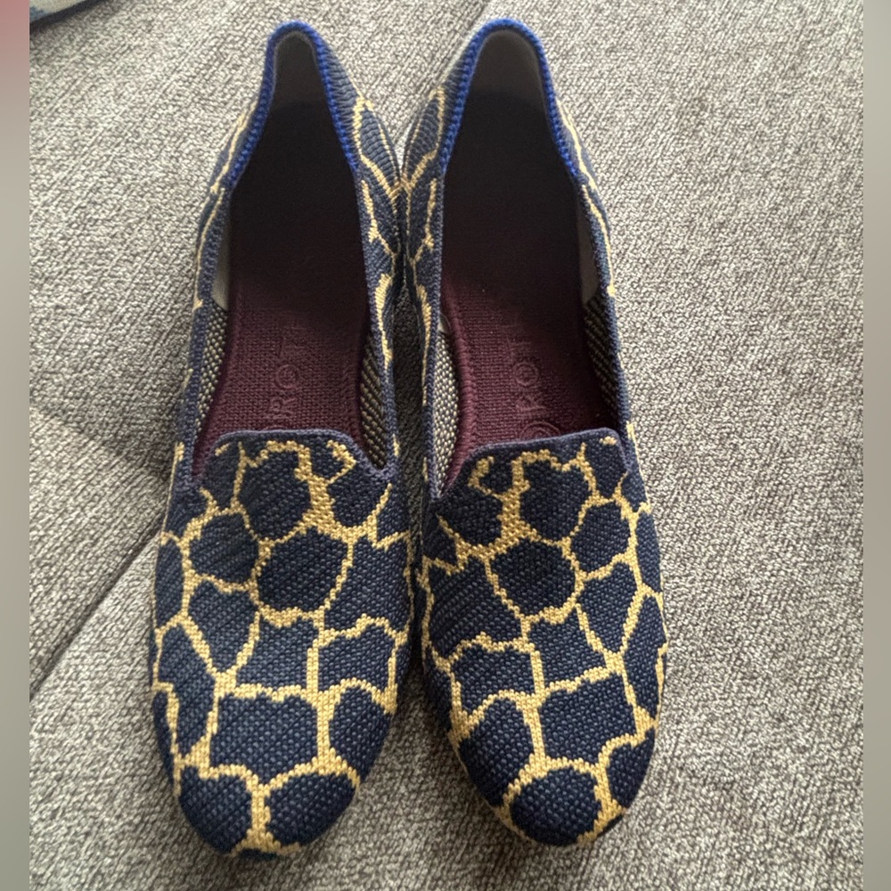 Rothy’s Loafer in Navy Giraffe in Size 7